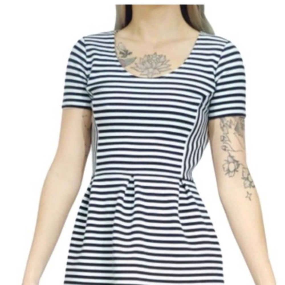 J Crew Short Sleeve Scoop Neckline Dress Size 4 Black White Striped
